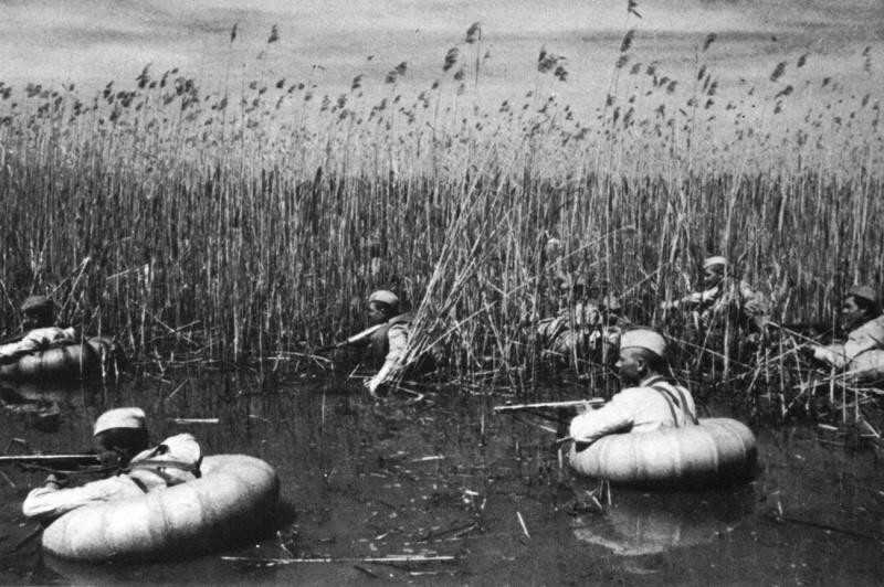 Солдаты ведут разведку в плавнях Кубани на надувных резиновых камерах, 1943 год