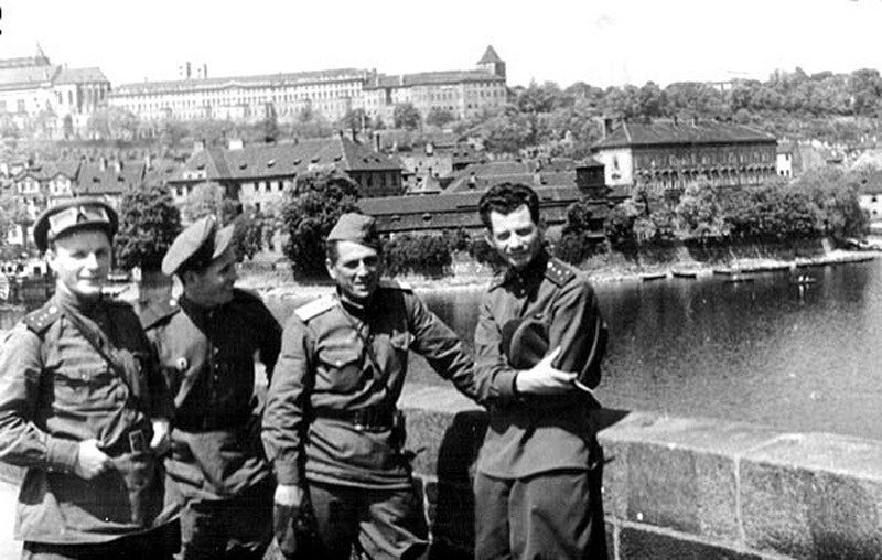  Макс Альперт (справа) с советскими военными в Праге
