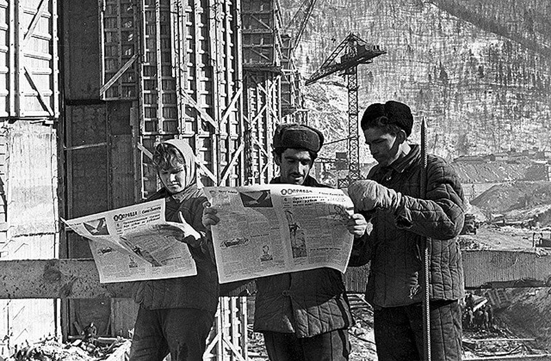 Рабочие читают газету «Правда», 1963 год