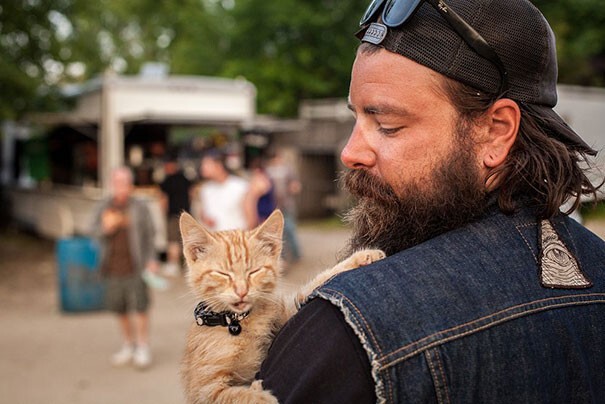 Байкер спас обожженного котенка и теперь путешествует с ним по стране