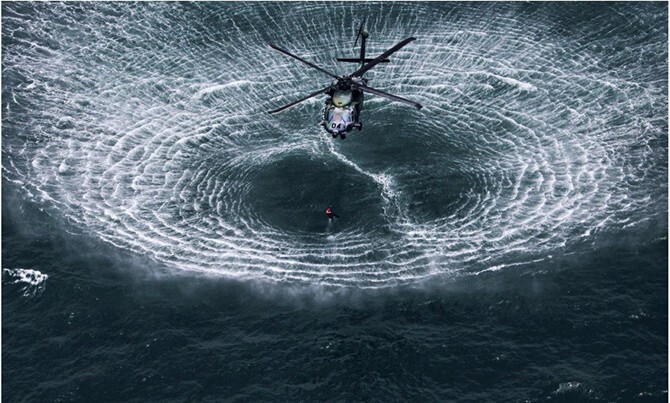 Круги на воде, расходящиеся от вертолета
