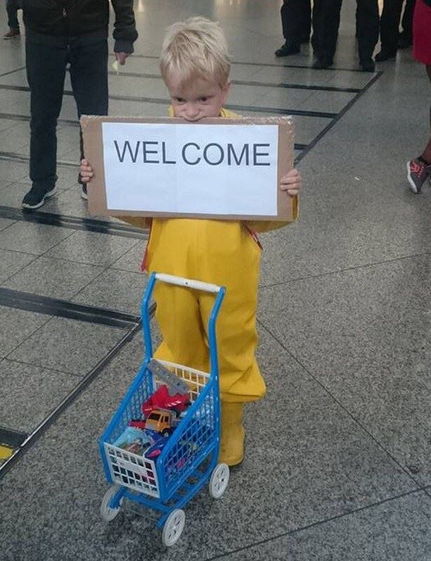 2. Мальчик делился с беженцами своими игрушками на Центральном железнодорожном вокзале Мюнхена