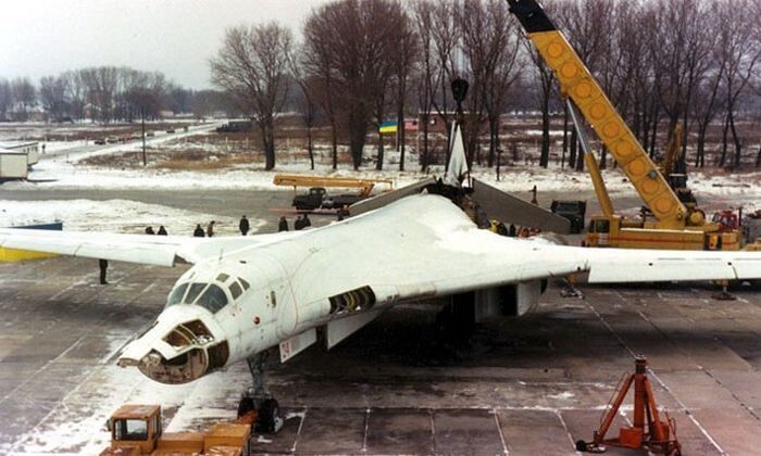 Прилуки, 1998 г. Разделка первого из 19 уничтоженных украинских Ту–160, бортовой номер «24».