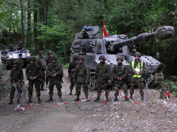 Австрия стягивает военных к своим границам