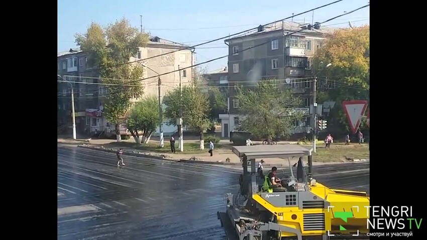 Жители Петропавловска прямо посреди улицы застряли в смоле 