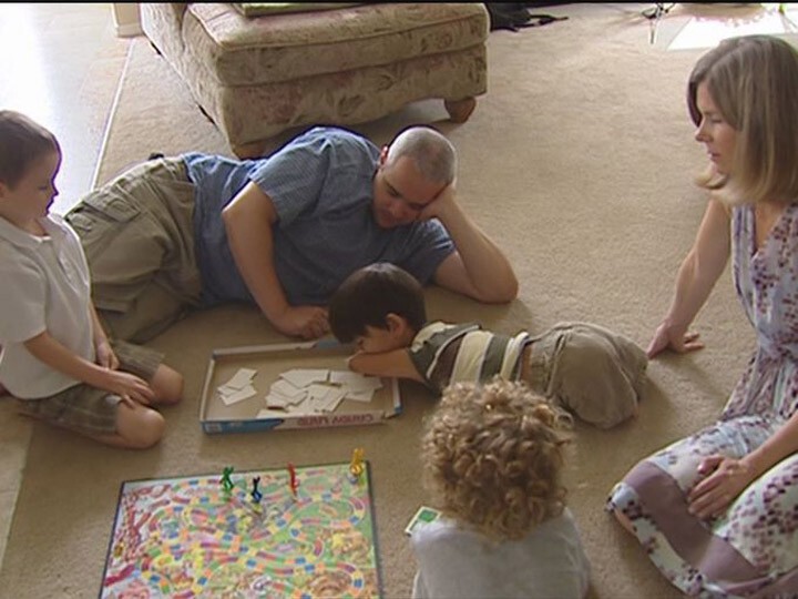 Семья из США счастлива  с усыновленным сербским мальчиком без рук и ног