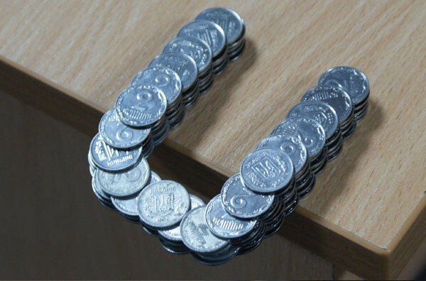 Монеты, сложенные в стопку особым образом, позволяющим им удерживаться вместе даже за пределами стола