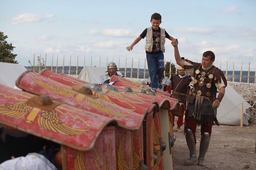 Потрясающий воображение военно-исторический фестиваль в Крыму 
