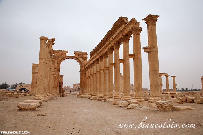 Триумфальная арка – это визитная карточка Пальмиры, она изображена на купюре в 100 сирийских лир.