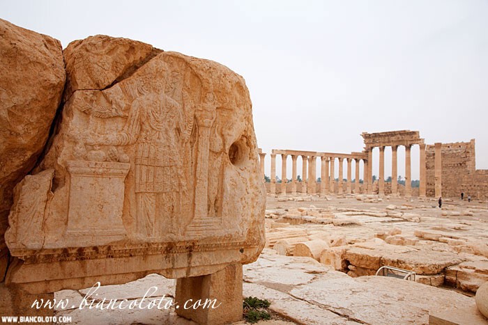 Барельеф с колоннами храма и богом Луны Аглиболом. Пальмира. Сирия.