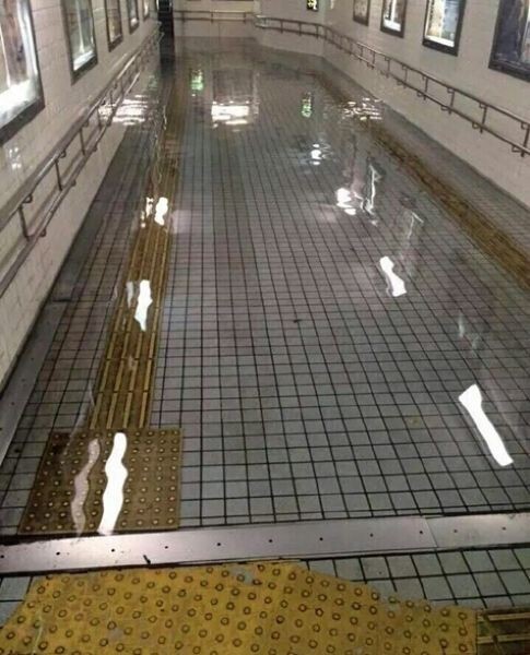 Плавательный бассейн в метро Японии
