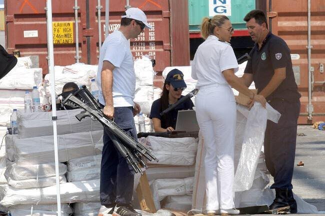Греческая полиция обнаружила контейнеры с оружием для беженцев