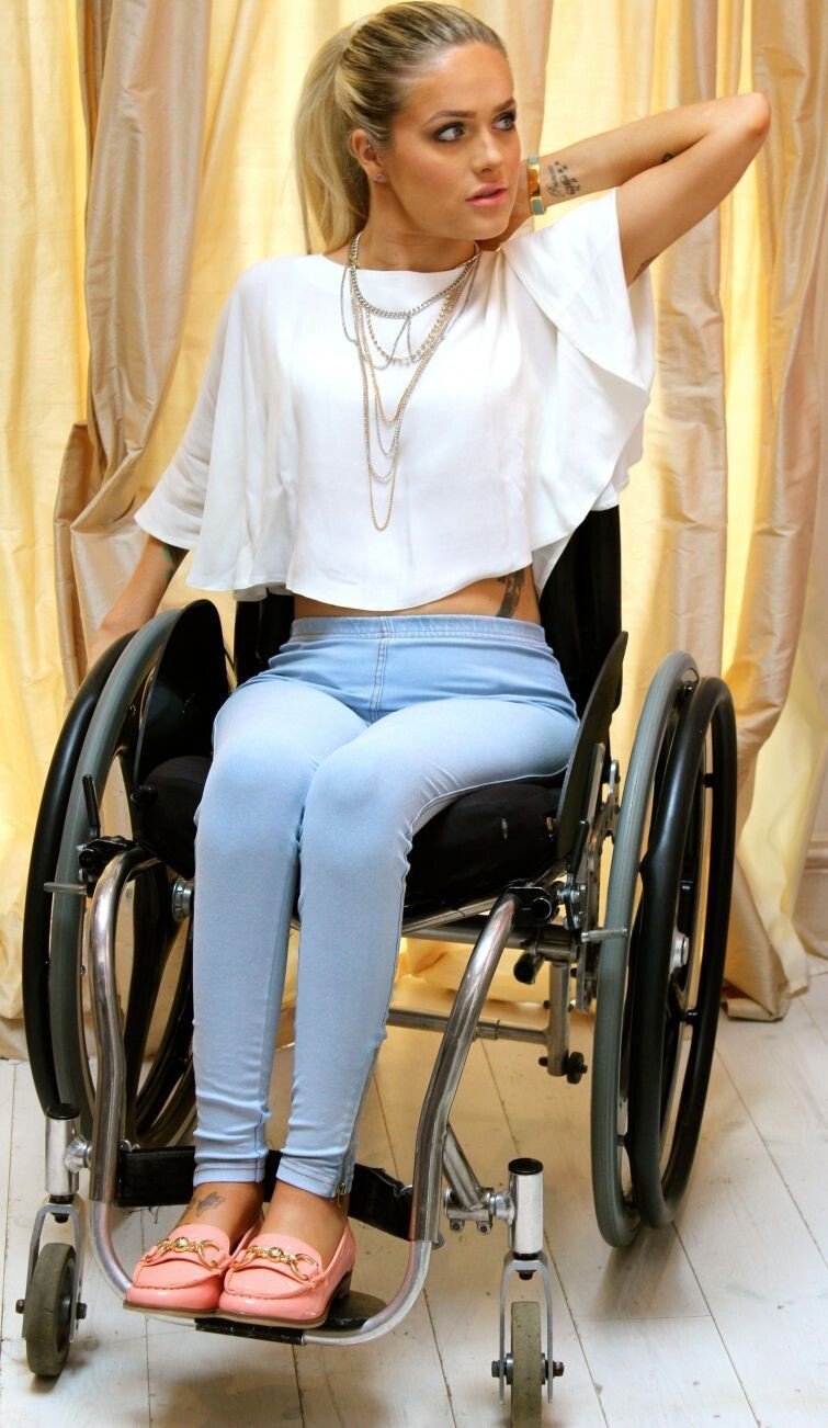 Бьюти-блогер с параличом сняла мощное видео, чтобы дать отпор троллям