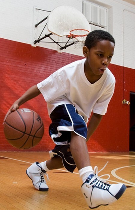 7. Сколько раз можно пронести баскетбольный мяч между ногами за 30 секунд