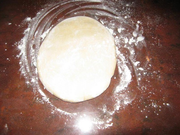 Раскатываем тесто на сочни (как на лапшу) 1-2 мм. И режем, кто как хочет: ромбами, квадратами или полосками, можно купить заводские сочни они тоже не плохие.