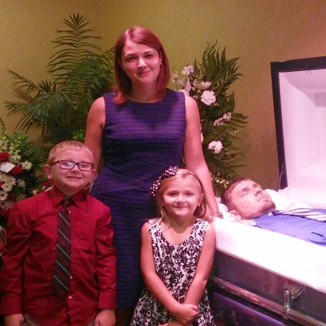 Женщина с детьми сфотографировалась рядом с мертвым мужем