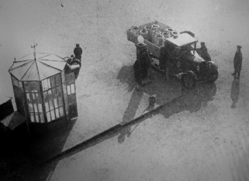3. Первая автозаправка в Москве, 1931 год.