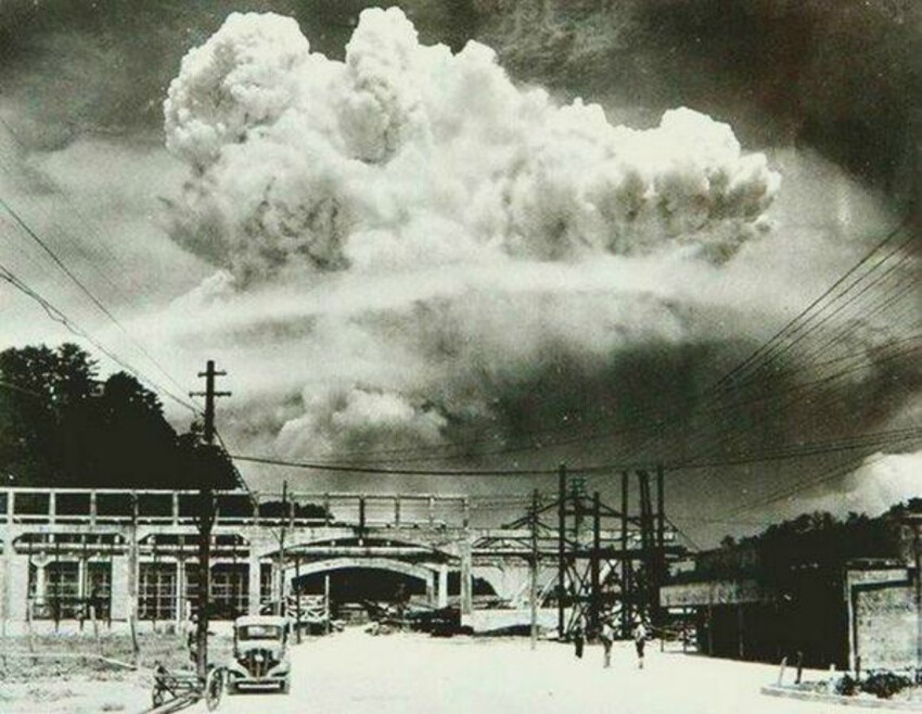 7. Нагасаки через 20 минут после взрыва атомной бомбы, 1945 год.