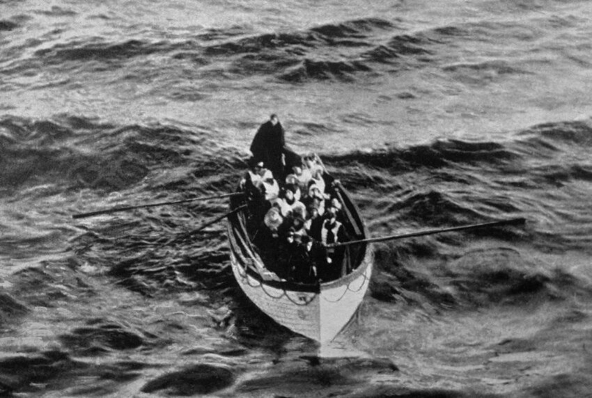 8. Выжившие после крушения Титаника плывут на спасательной лодке, 1912 год.