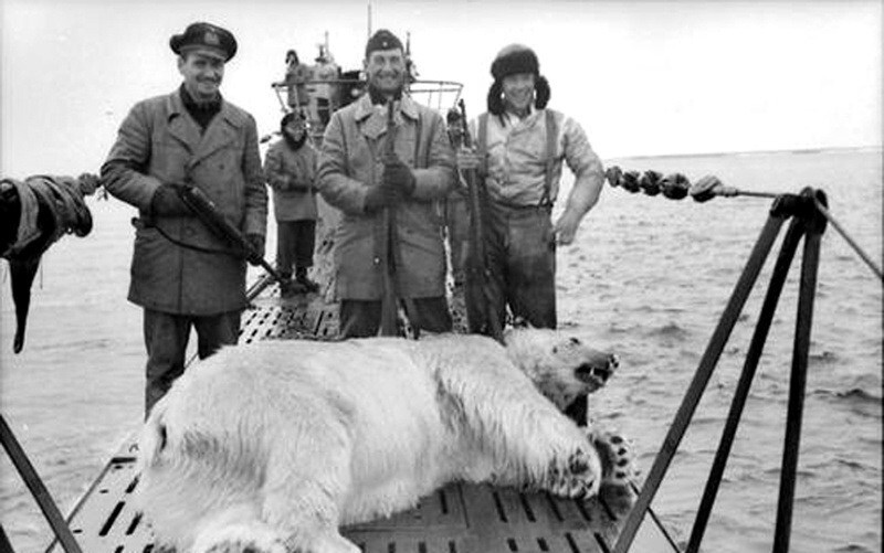 9. Экипаж немецкой подлодки позирует с убитым на Шпицбергене полярным медведем, 1943 год.