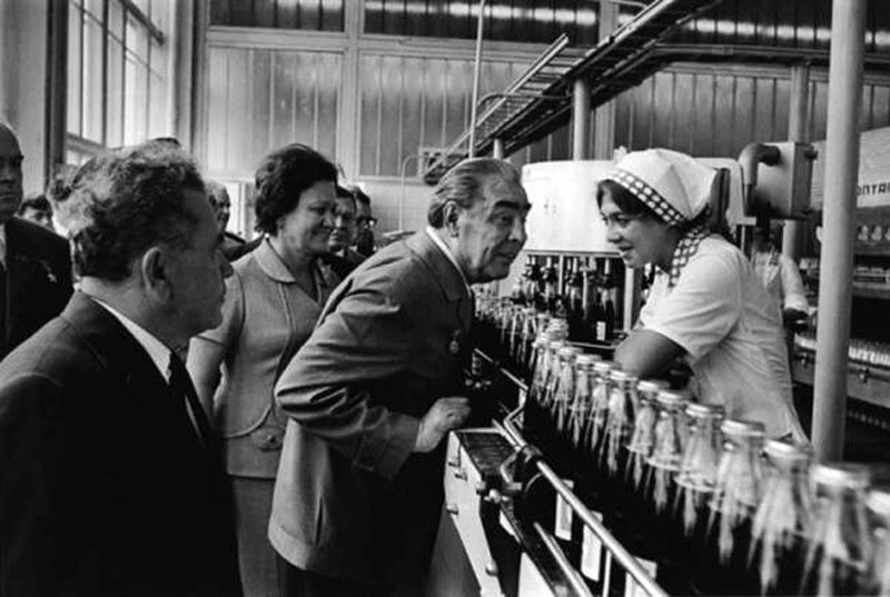 24. Л. И. Брежнев на предприятии Пепси-Кола, 1974 год.