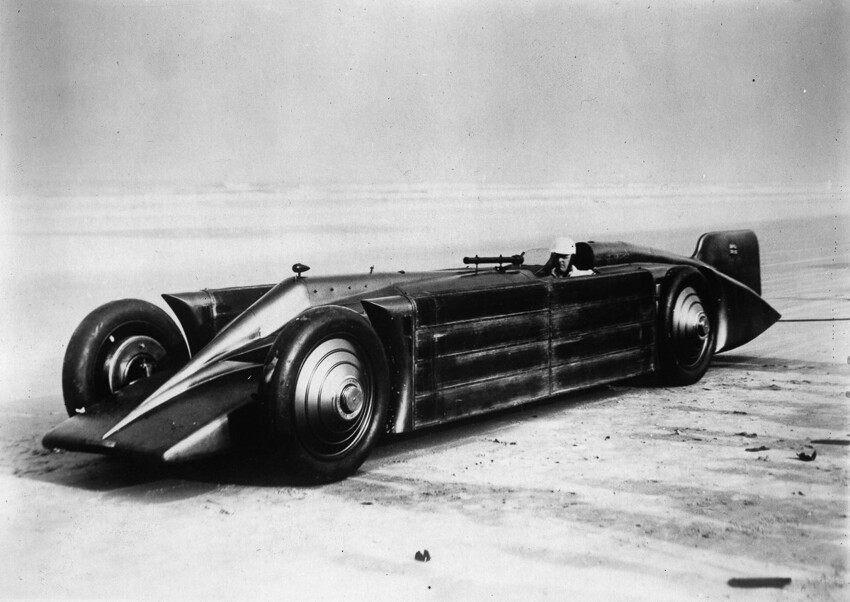 18. "Золотая стрела" - автомобиль, установивший рекорд скорости 372.46 км/м, 1929 год.