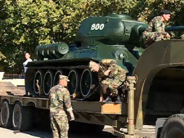  Т-34 сняли с постамента в Молдавии как символ советской оккупации.