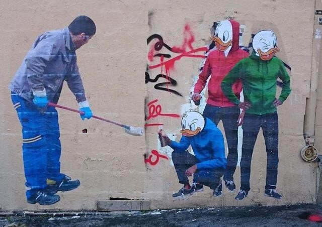 Парень, закрашивающий граффити сам стал частью граффити