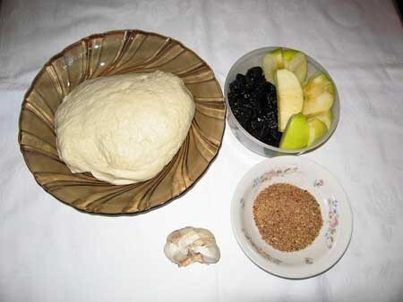 Дрожжевое тесто, чернослив и зелёное яблоко, смесь пряностей: мускатный орех, чёрный перец, сухие укроп, петрушка, соль. чеснок.              
