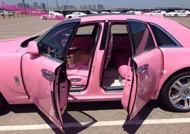 Китайская барышня заказала себе полностью розовый Rolls-Royce