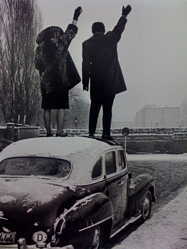 1961. Берлин, общение через стену.