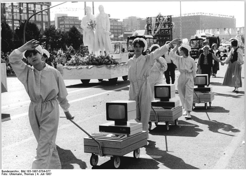  Компьютеры вывели на парад. Восточный Берлин, 1987: