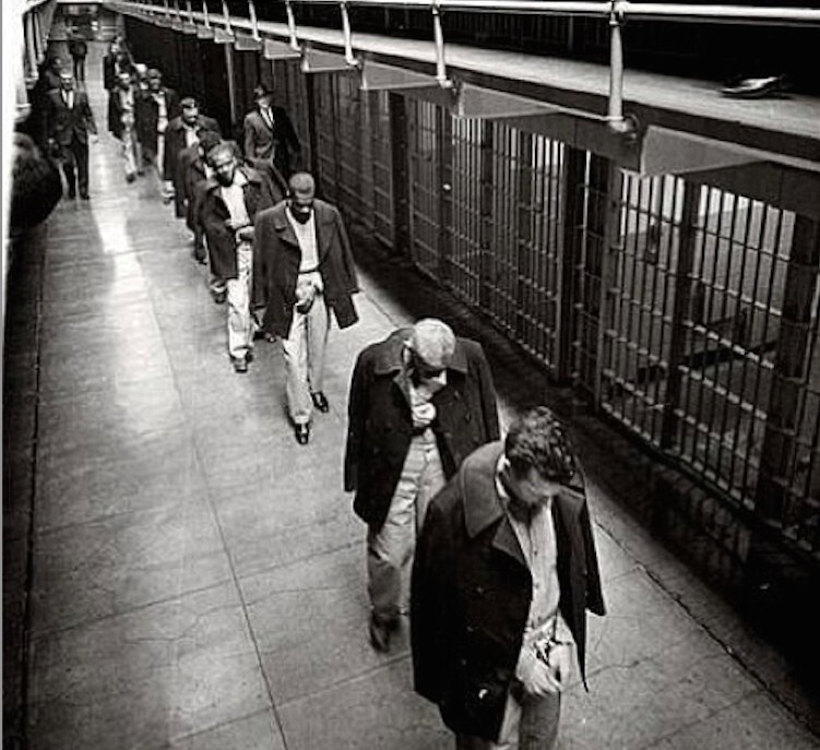 Последние узники покидают Алькатрас, 1963: