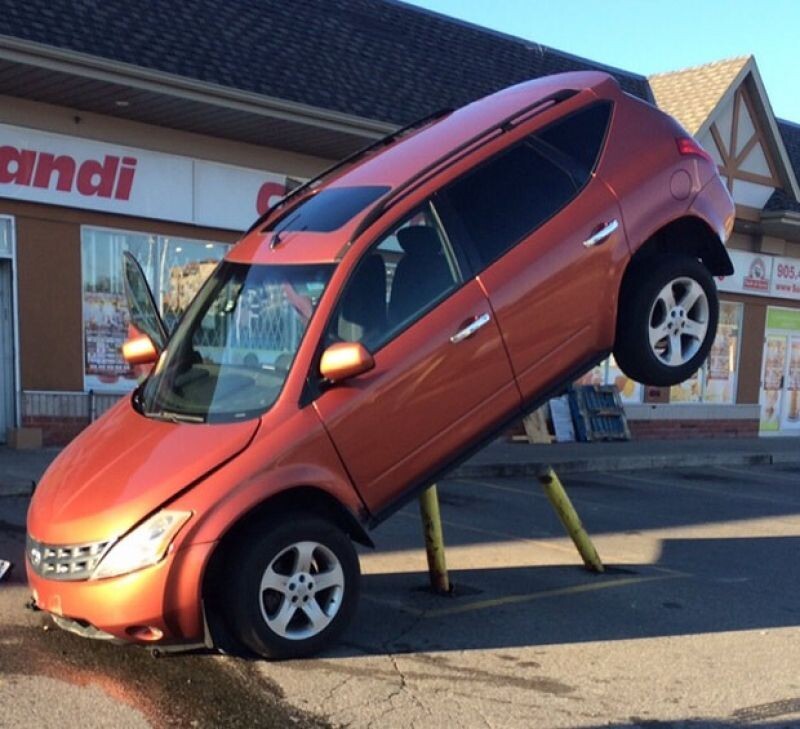 На парковке у магазина водитель залетел на металлические столбы