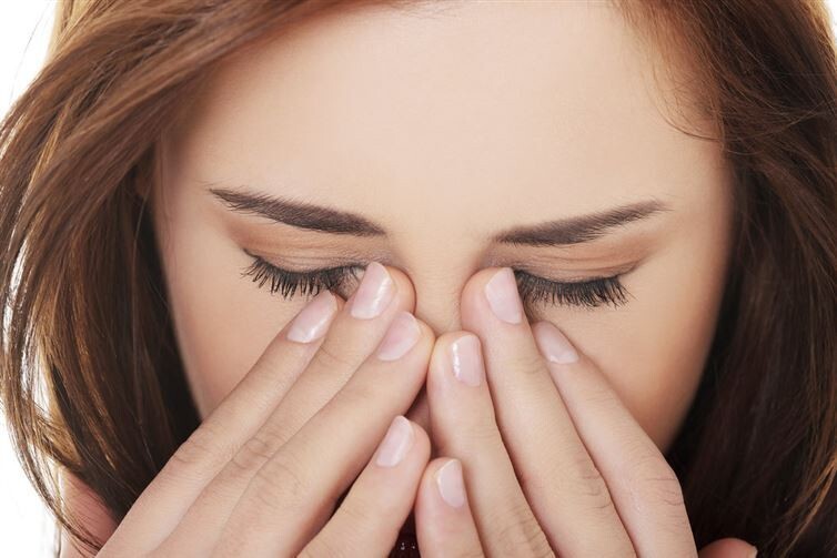 16. Во время насморка или аллергии намажьте область вокруг носа вазелином. Так вам удастся избежать натертости и боли