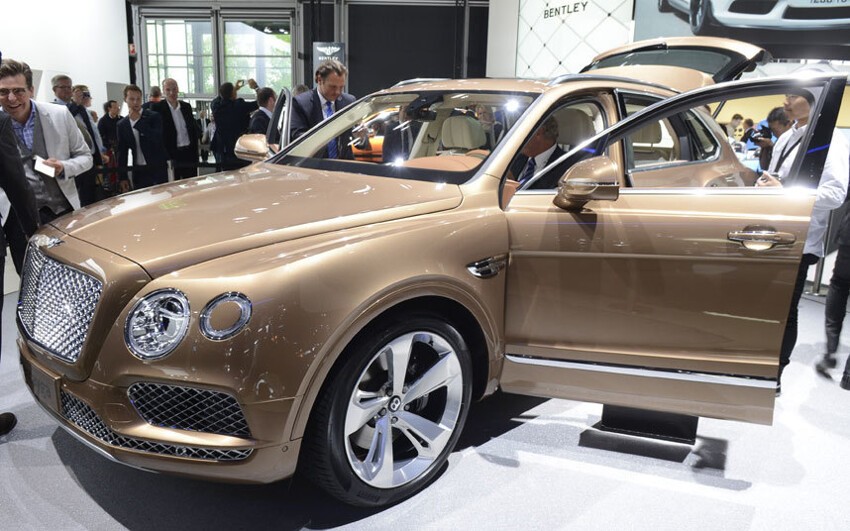 Кроссовер Bentley Bantayga впервые выставляется на широкой публике, но уже продается - поставки начнутся со следующего года. Цены начинаются от £ 160,000