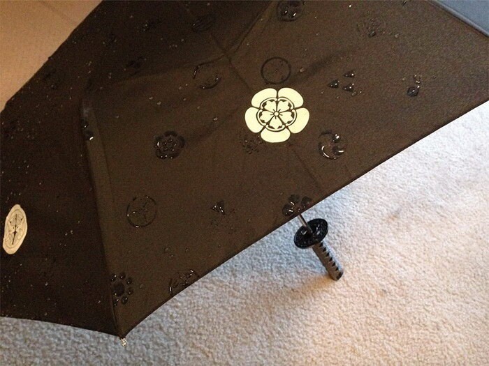 Зонтики, которые при взаимодействии с водой становятся узорчатыми