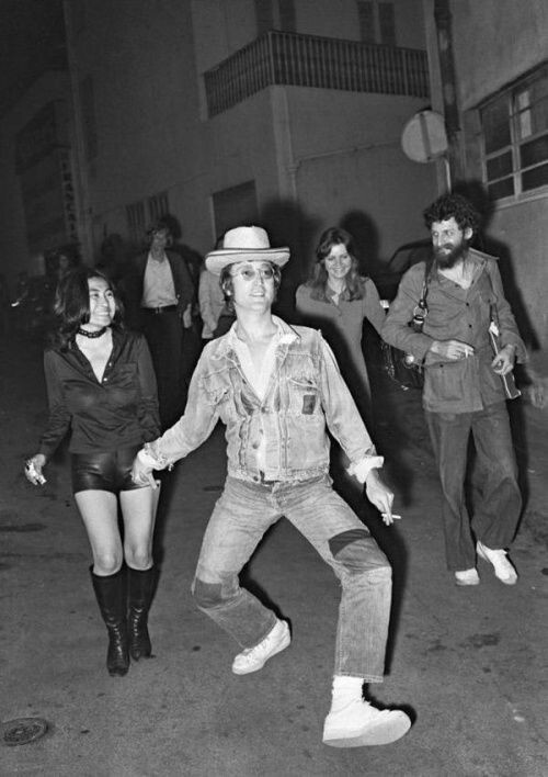  Джон Леннон на пути в министерство глупой походки, 1971 год 