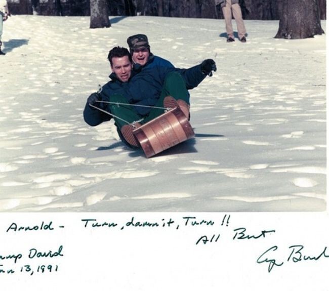 Арнольд Шварценеггер и Джордж Буш катаются на санках, Кемп Дэвид, 1991 год 