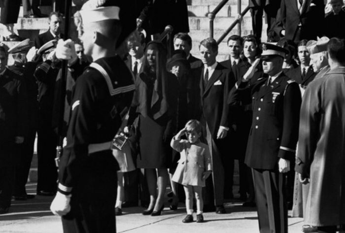 Джон Ф. Кеннеди–младший на похоронах своего отца, 25 ноября 1963 год