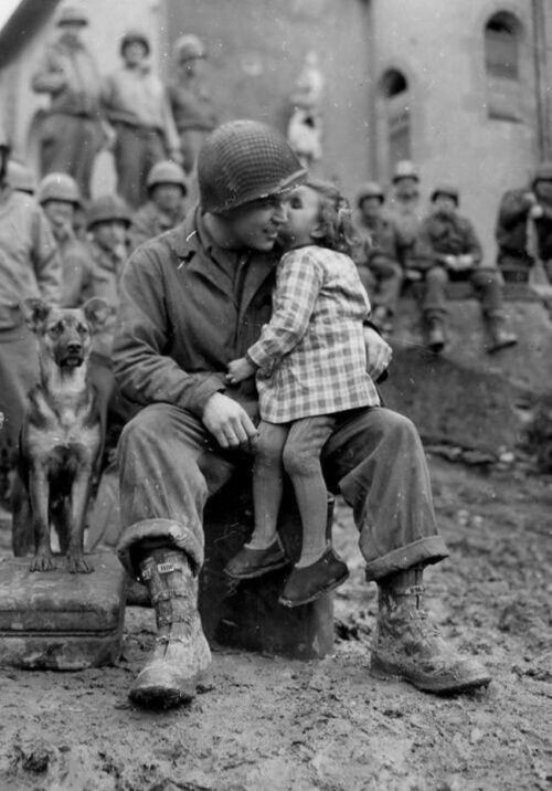 Маленькая француженка дарит поцелуй американскому солдату на День Валентина, 1945 год