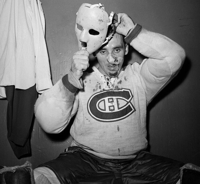 Первый хоккейный вратарь, надевший маску во время игры регулярного чемпионата НХЛ, — Жак Плант, 1 ноября 1959 года.