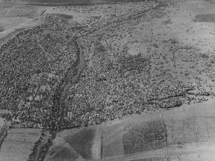 Аэрофотосъемка места сбора советских военнопленных в поле под Харьковом, Украина, 1942 год.