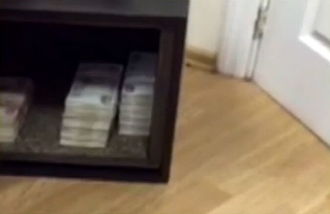 В сейфе найдена крупная сумма денег. Фото: стоп-кадр с видео СК РФ.