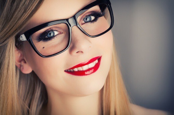 10. Если вы - женщина, ваши очки вступают в непримиримую борьбу с макияжем: ресницы задевают стёкла.