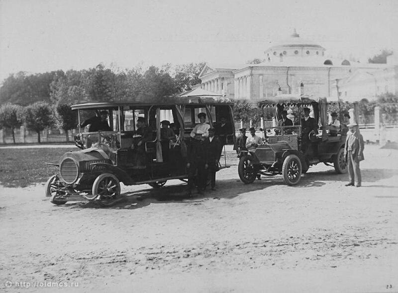 Москва. Останкино. Автоэкипажи с пассажирами на автомобильной станции, 1910 г.:
