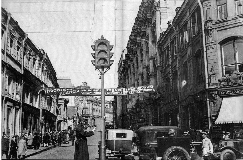 1931 год. Второй светофор, установленный в Москве - на углу Кузнецкого и Неглинки: