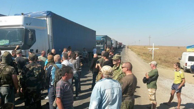 Украинцы заблокировали въезд в Крым