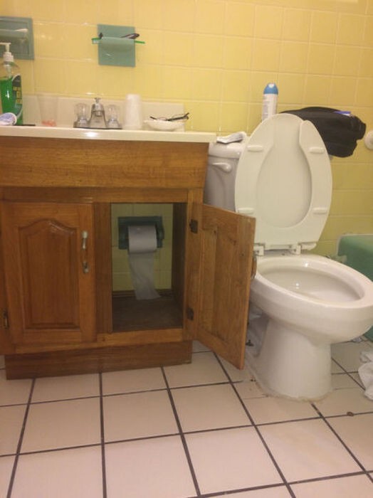 Владельцу этого туалета по утрам приходится проходить целый квест, чтобы в ответственный момент добраться до рулона 