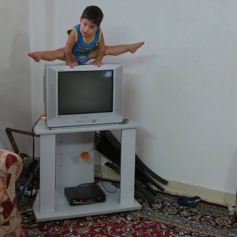 Невероятные успехи двухлетнего гимнаста Арата Хоссейни